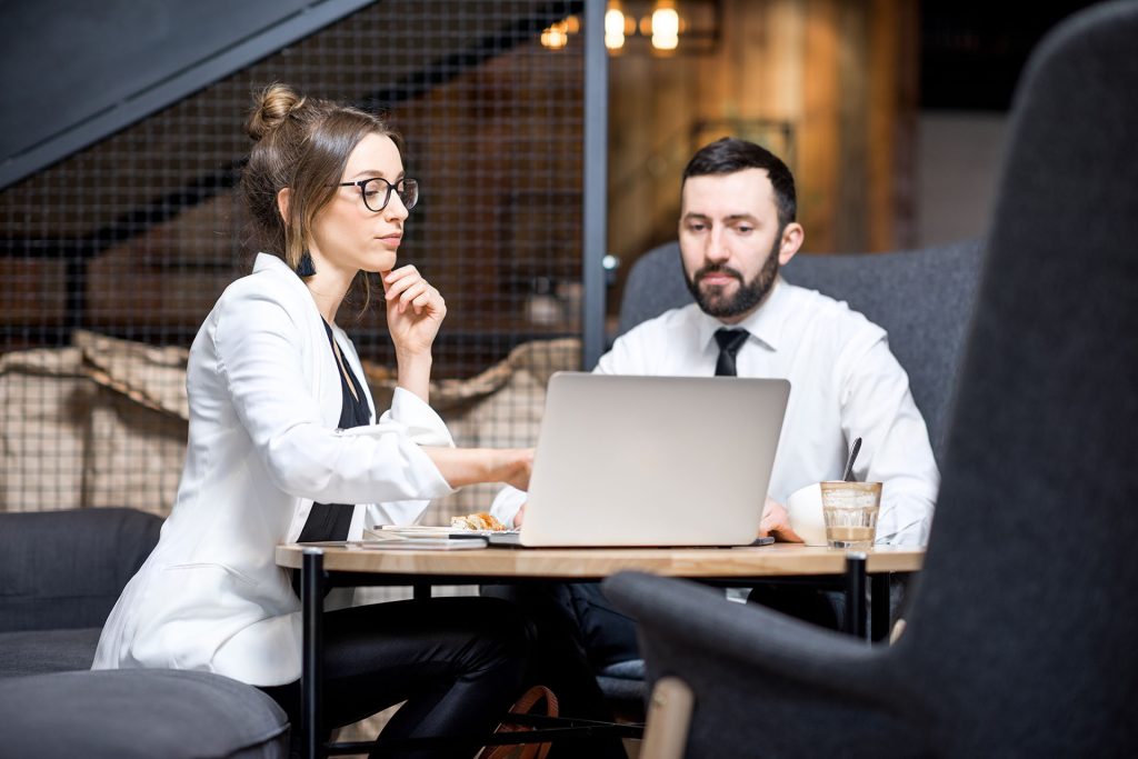 business-couple-at-the-cafe
